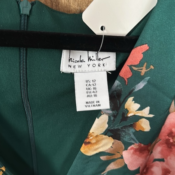 Beautiful green satin floral dress never worn - Picture 3 of 5